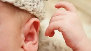 Ребенок чешет уши и голову: почему грудничок постоянно трет эти места?
