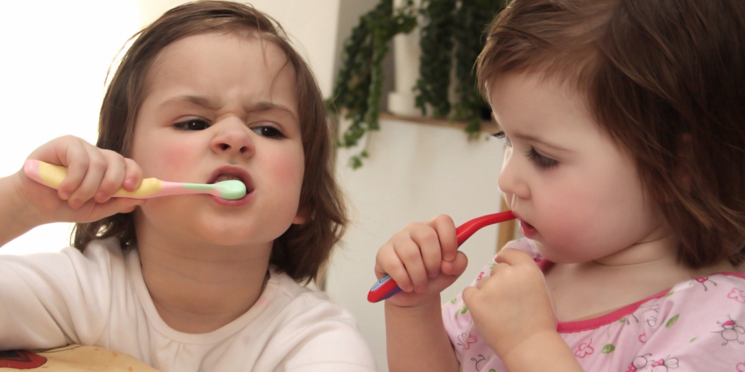 Когда можно начинать чистить зубы ребенку? особенности чистки зубов малышам, как приучить ребенка к гигиене полости рта