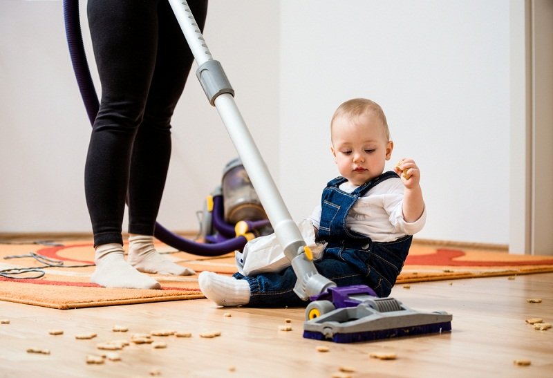 12 идей чем занять ребенка в 2 года дома, пока мама занята?