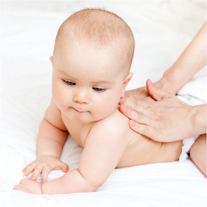 Кто и как должен делать массаж ребенку до года