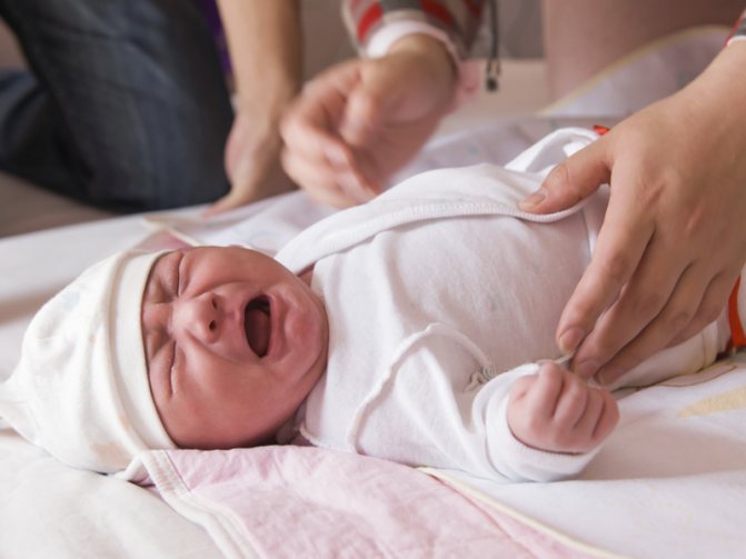 Колики у новорожденного, когда начинаются и заканчиваются: помощь доктора комаровского