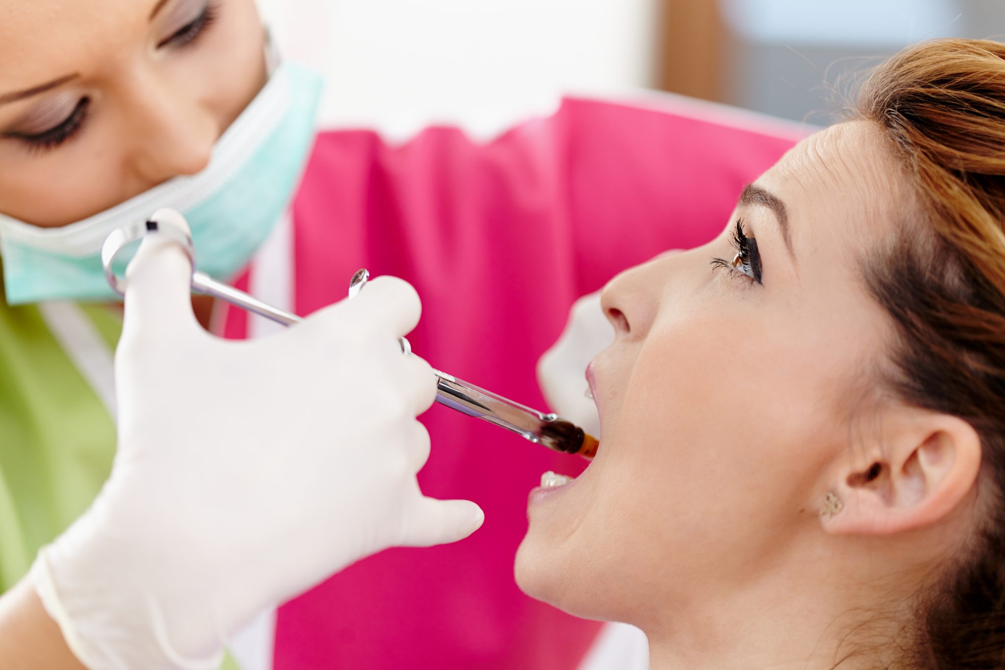 Можно ли лечить зубы при грудном вскармливании: удаление, анестезия, рентген