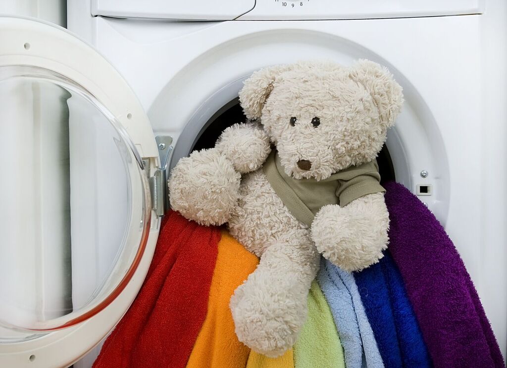 Как стирать детские вещи и пеленки новорожденных: в стиральной машине или вручную?