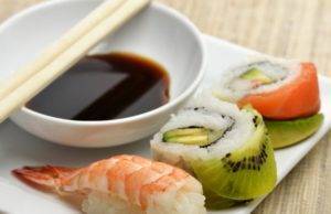 Можно ли кормящей маме побаловать себя соевым соусом, роллами и суши: японская кухня при грудном вскармливании