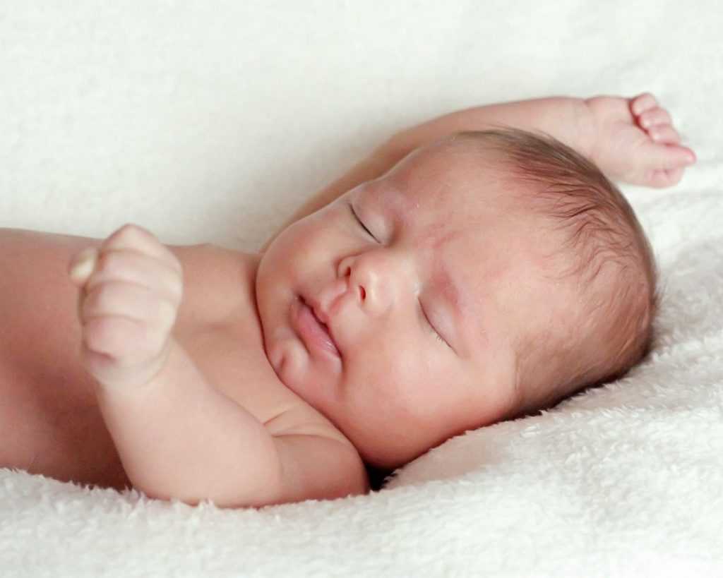 Родничок у новорожденных: когда зарастает, нормы, размеры