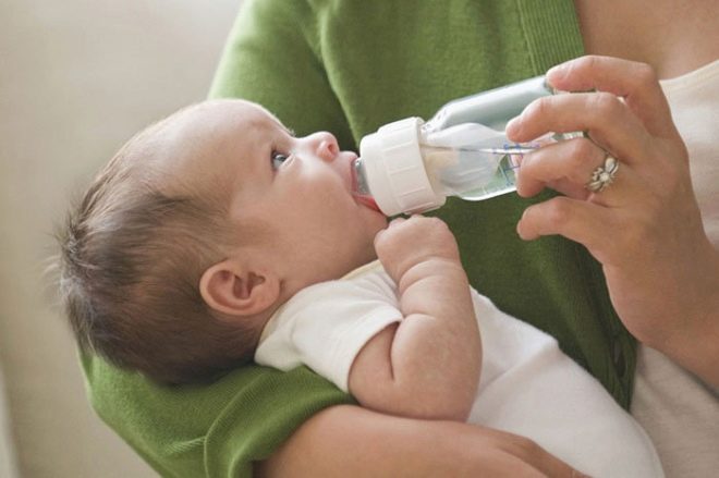 Что говорят педиатры: можно ли новорожденному давать кипяченую воду?