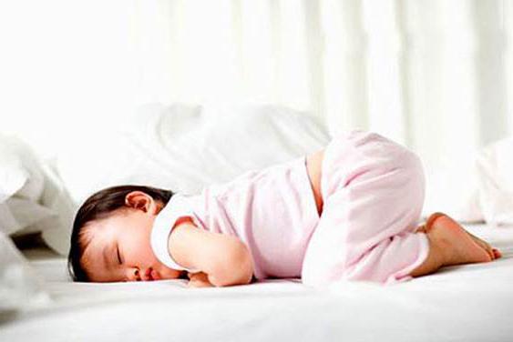 Можно ли новорожденному спать на спине?