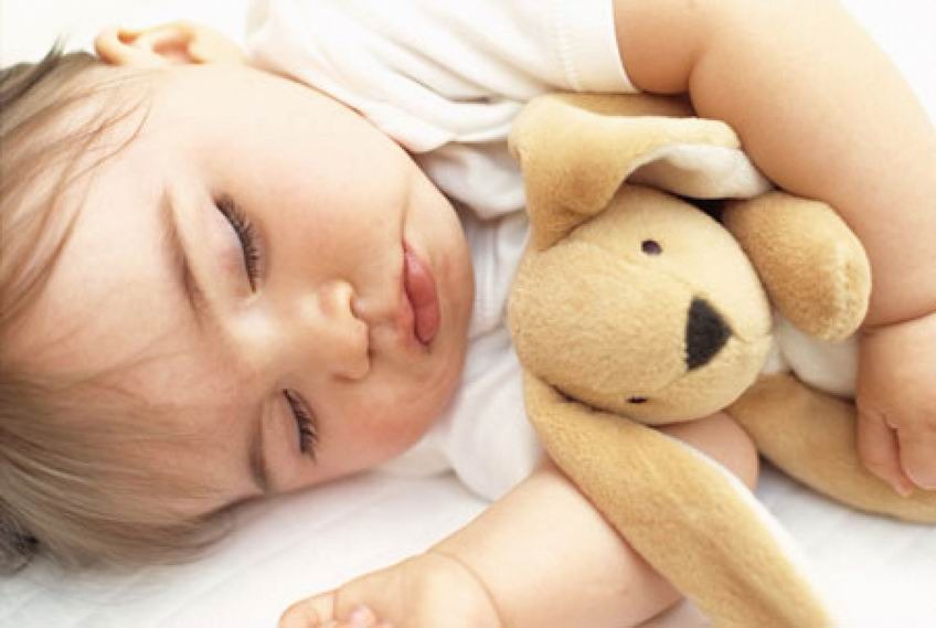 Почему ребенок спит с приоткрытыми глазами