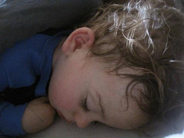 У ребенка потеет голова во время сна - почему и как ему помочь