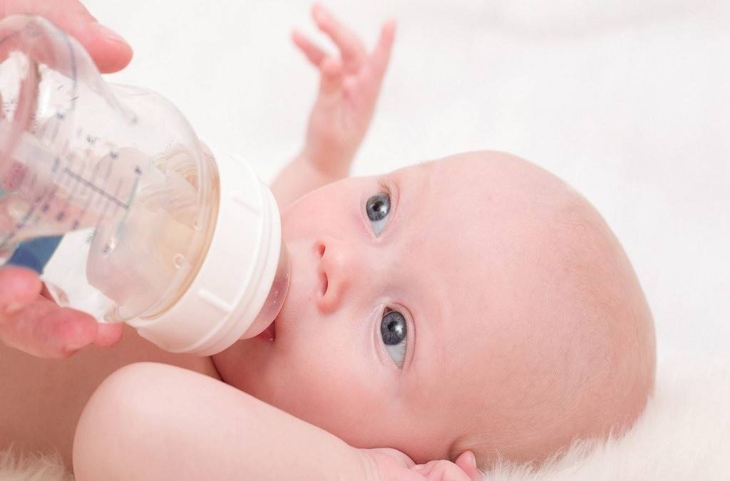 Нужно ли давать воду новорожденным детям при грудном, искусственном, смешанном вскармливании. помогает ли вода при икоте?