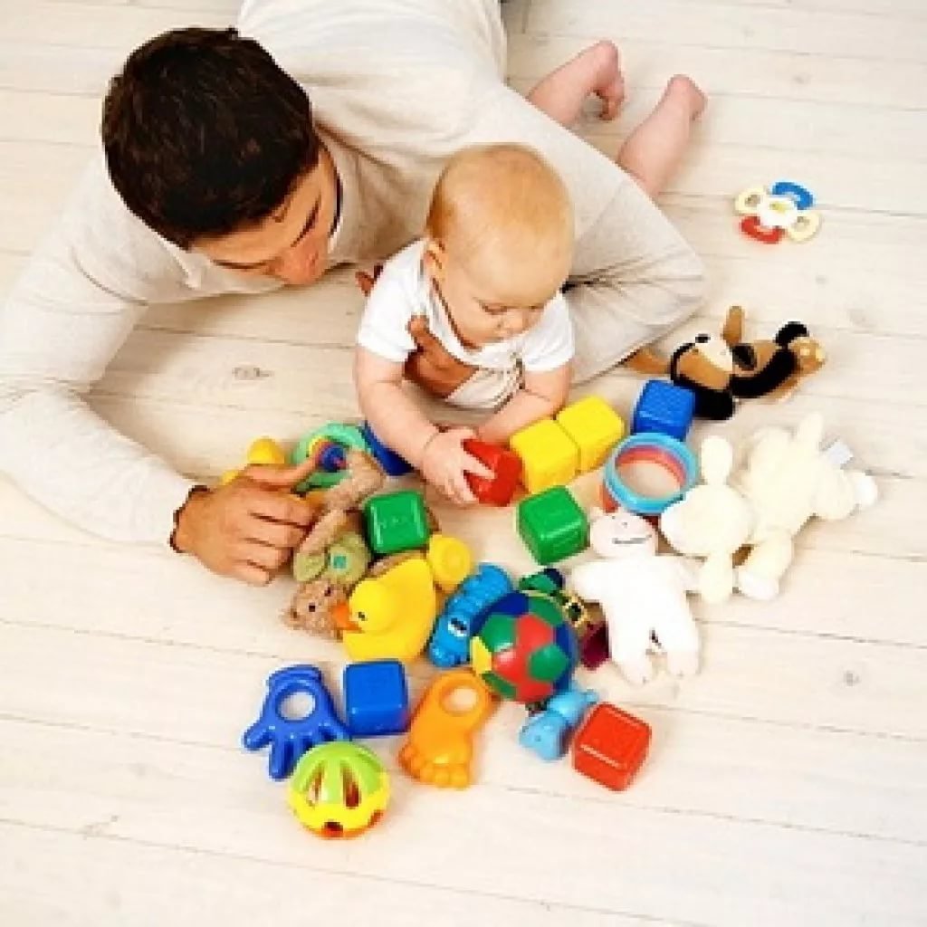 Игрушки для ребенка 8 месяцев: что нужно купить девочке и мальчику