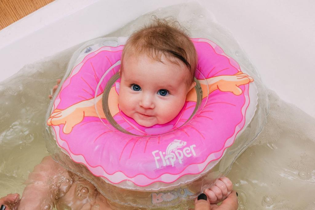 Купание новорожденных с надувным кругом (видео-урок): со скольки месяцев и как купать младенцев с воротником на шее?