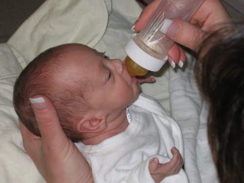 Как приучить ребенка к бутылочке: советы для приучения грудного ребенка