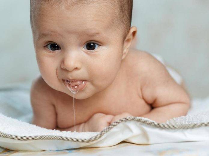 Почему у грудного ребенка текут слюни – причины и что делать