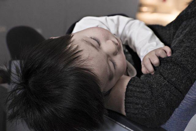 Укладываем ребенка спать без слез и истерик: как уложить спать ночью и днем грудного ребенка и малыша постарше без укачивания, ритуалы перед сном