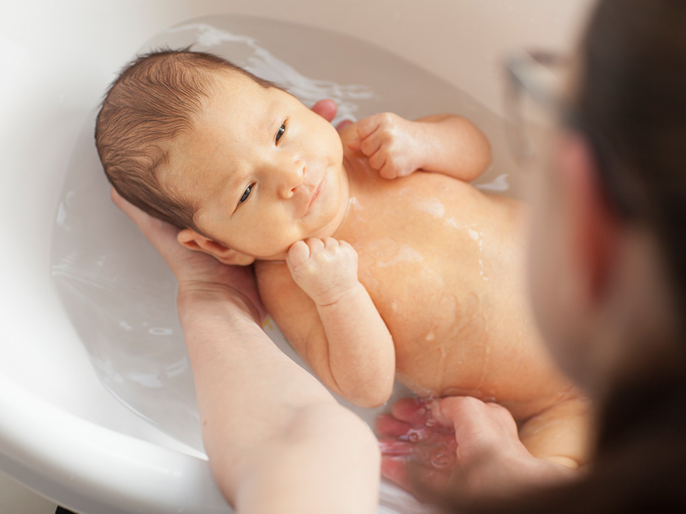 Как ухаживать за новорожденным мальчиком: водные процедуры
