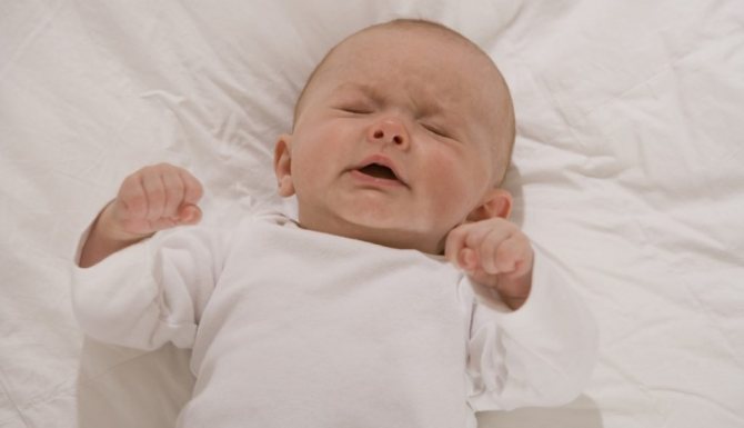 Почему ребёнок вздрагивает во сне и дёргается