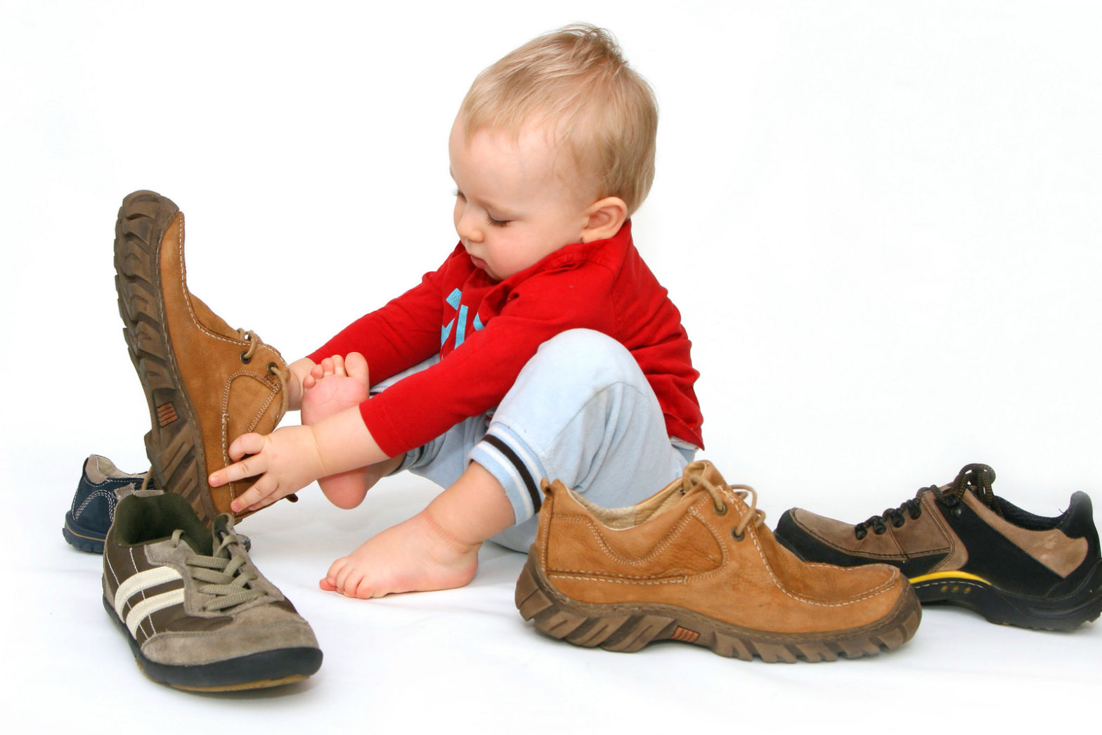 Первые шаги: как выбрать самую лучшую обувь для ребенка, начинающего ходить?