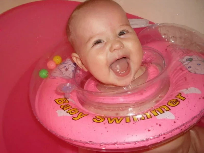Купание новорожденного в ванне с кругом: правила, упражнения