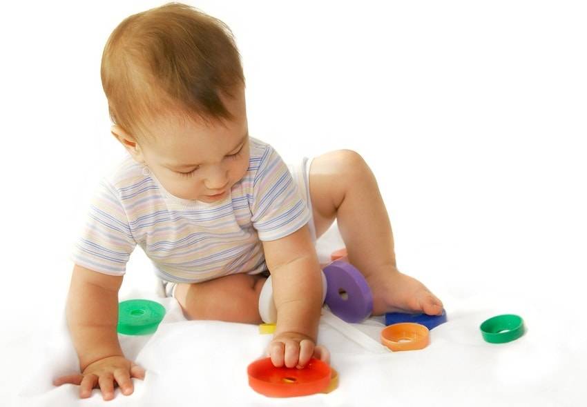 Какие игрушки нужны ребенку в 8 месяцев: развивающие игры, как играть с ребенком, чем занять ребенка