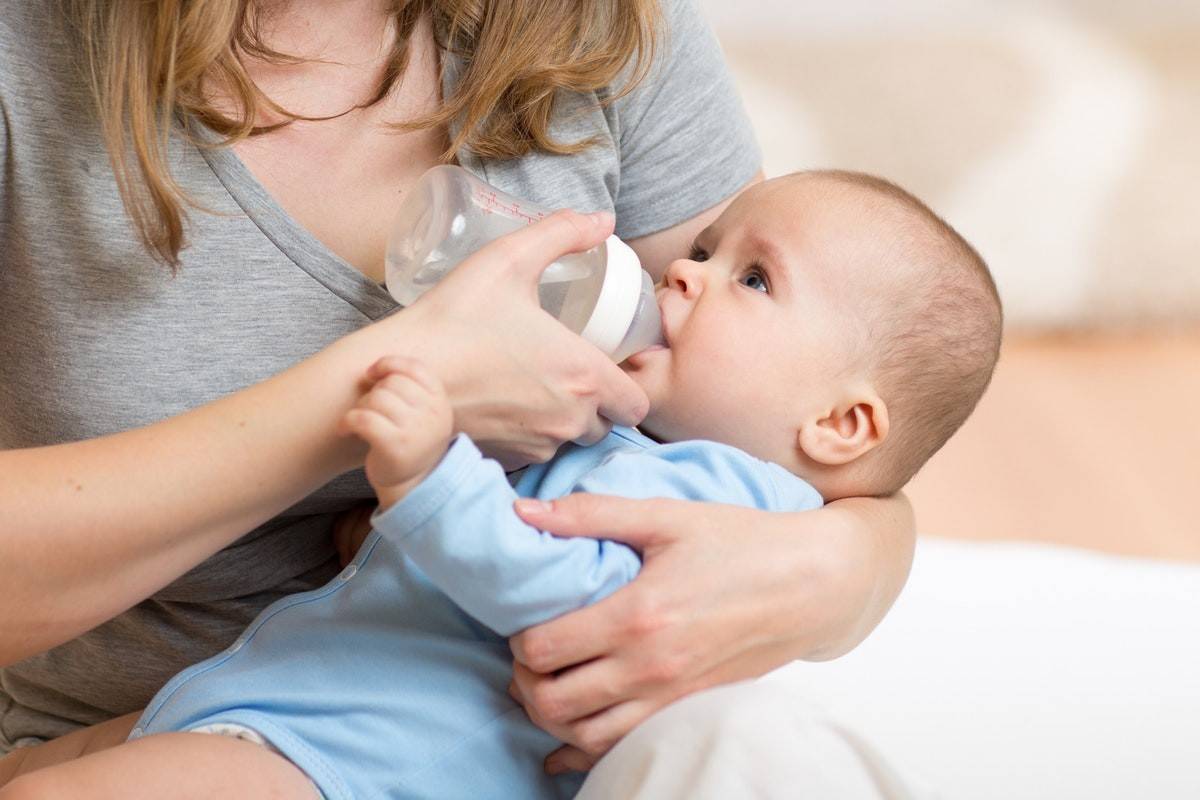 Ребёнок плачет при кормлении грудным молоком: определение всех возможных причин
