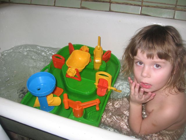 Дидактические игры с водой для детей в ванне: фото и видео развивающих забав