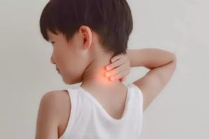 Причины боли в шее у ребёнка и 7 способов решения проблемы