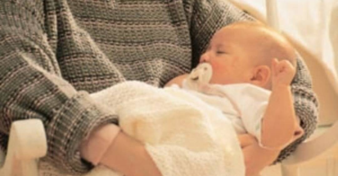 Как правильно укачивать новорожденного ребенка, чтобы быстрее заснул: на руках