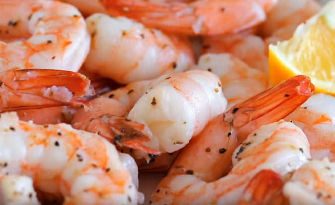 Креветки при грудном вскармливании: какие морепродукты можно есть?