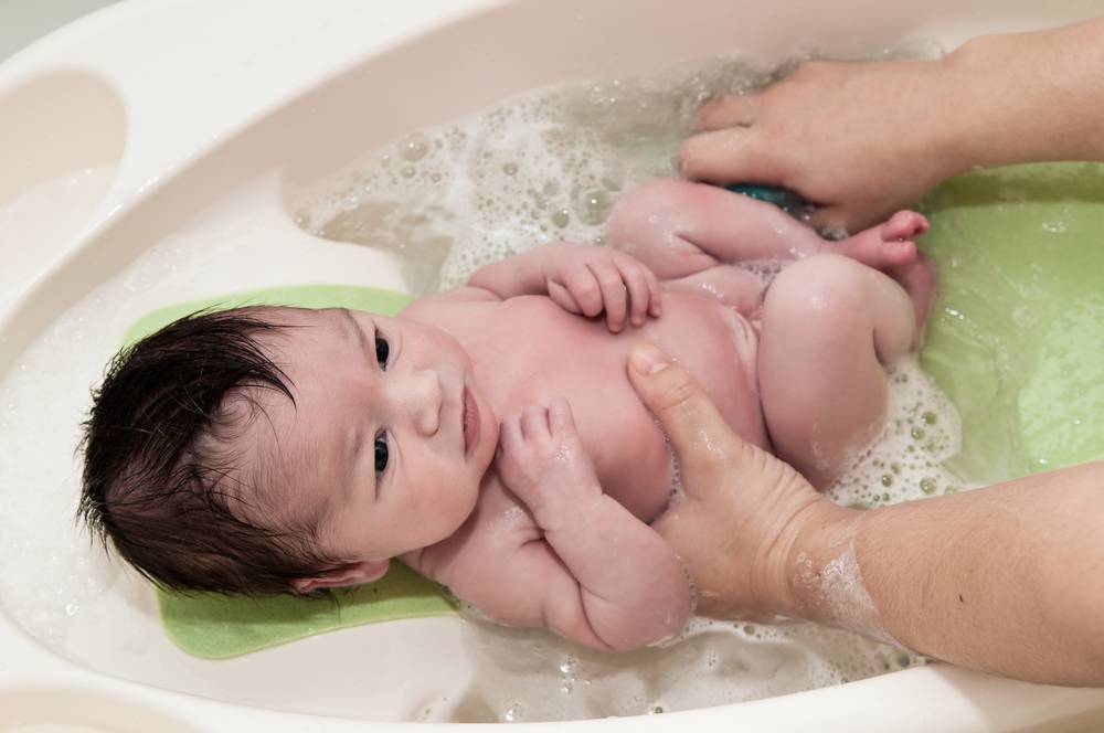 Как подмывать новорожденную девочку: полезные советы