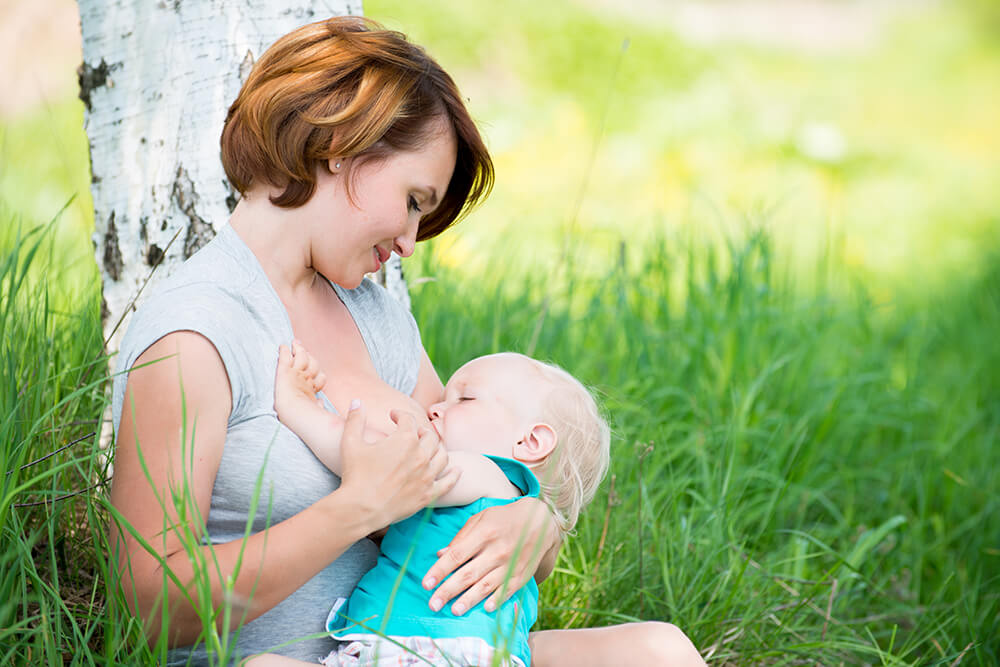 Грудное вскармливание новорожденных и грудничков: правильные принципы кормления в первые дни и месяцы грудным молоком