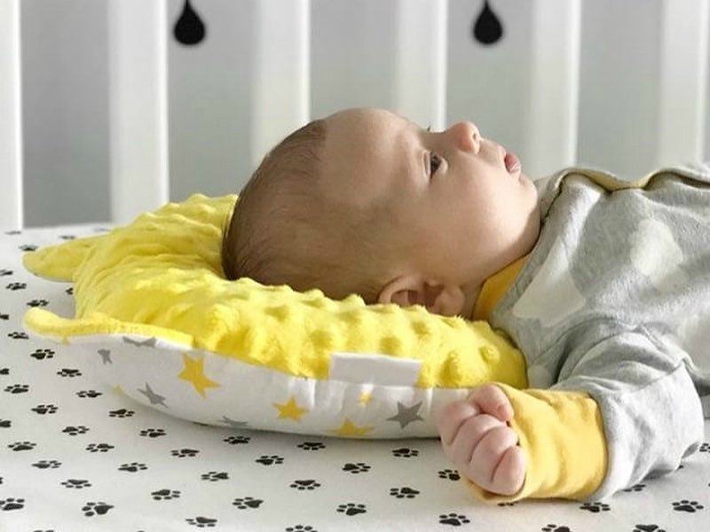 Нужна ли ортопедическая подушка для новорожденных?