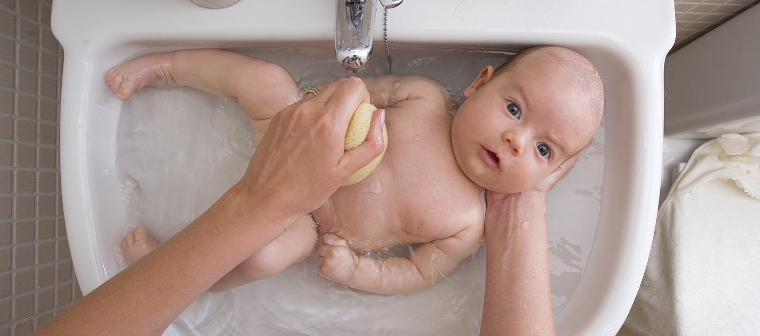 Как правильно подмывать новорожденного: девочку, мальчика. общие советы и видео-урок.