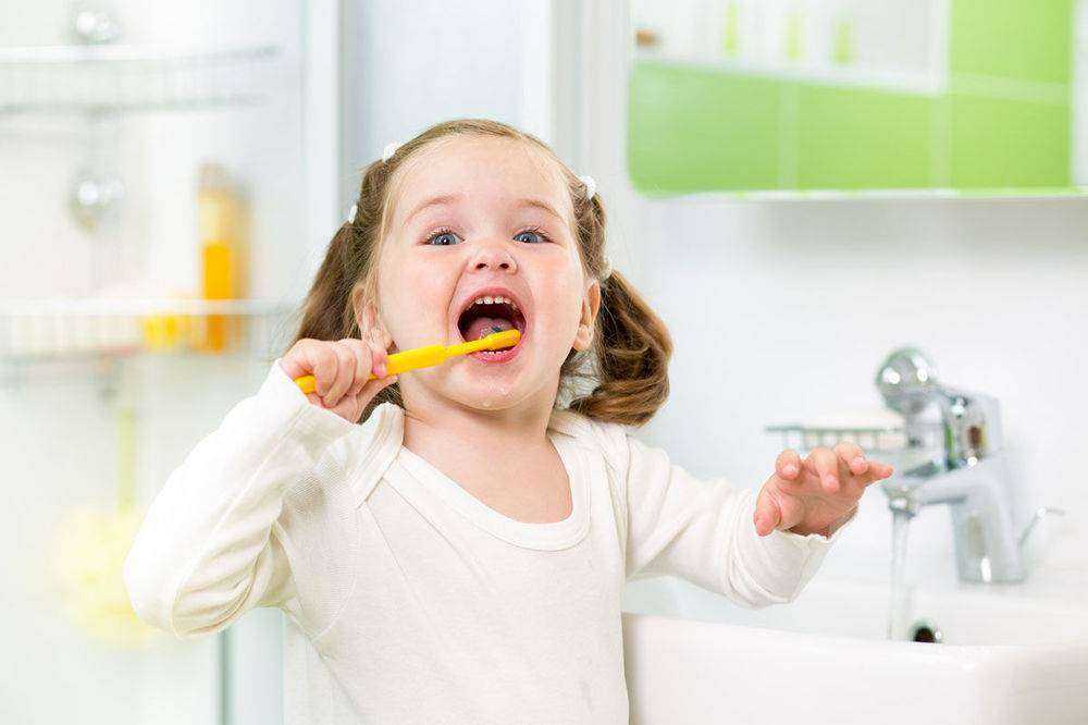 Как правильно чистить зубы детям до года и старше, с какого возраста нужно начинать