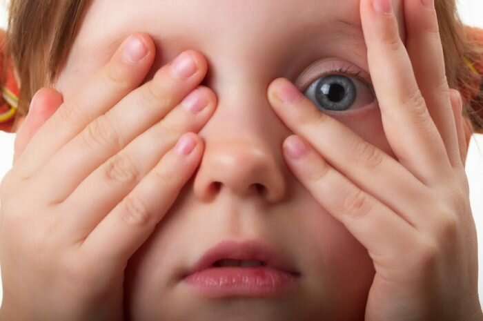 Ребенок часто моргает глазами – причины. почему ребенок часто моргает глазами и жмурится?