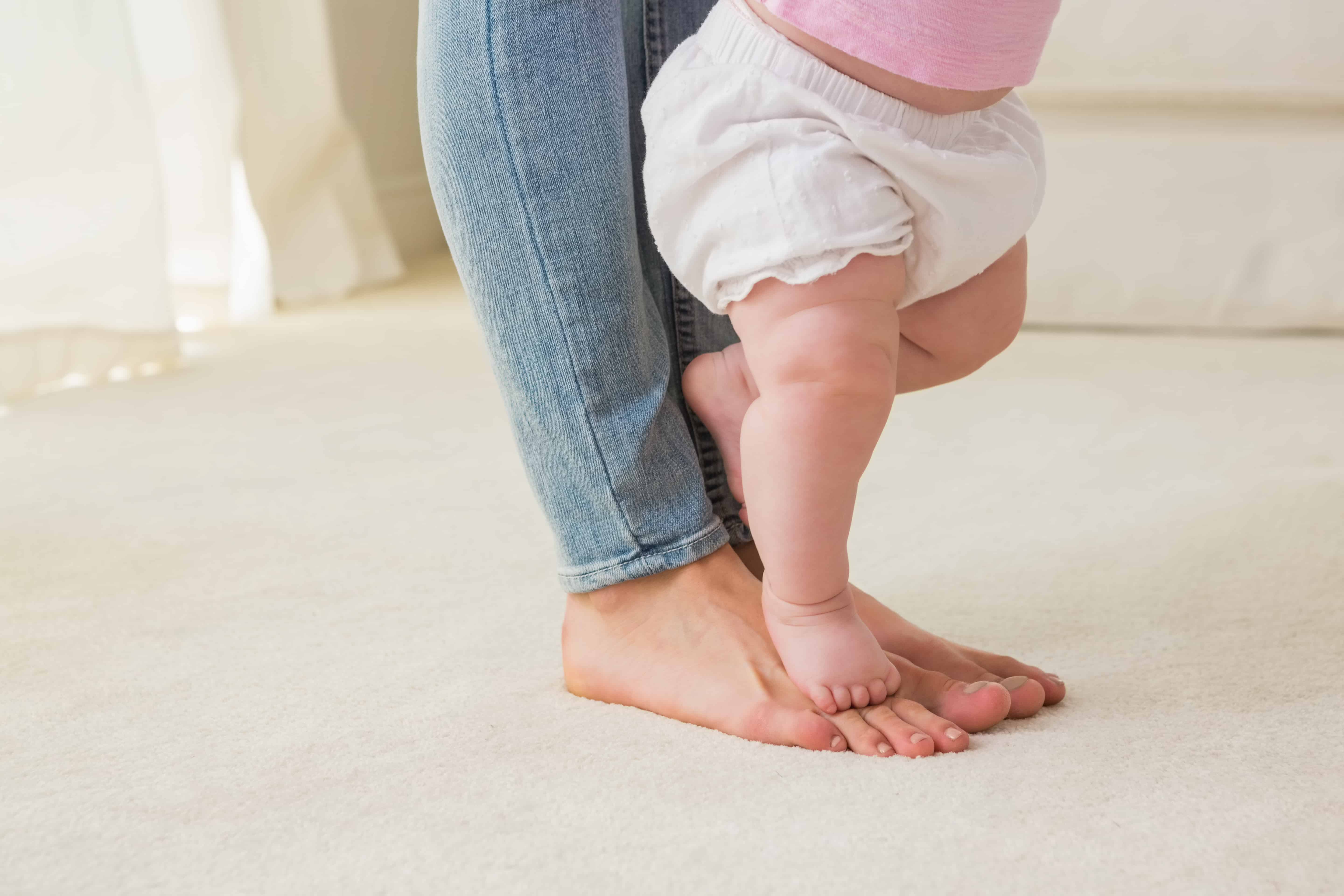 Первые шаги ребенка: когда детки начинают ходить и как научить малыша передвигаться самостоятельно без поддержки?