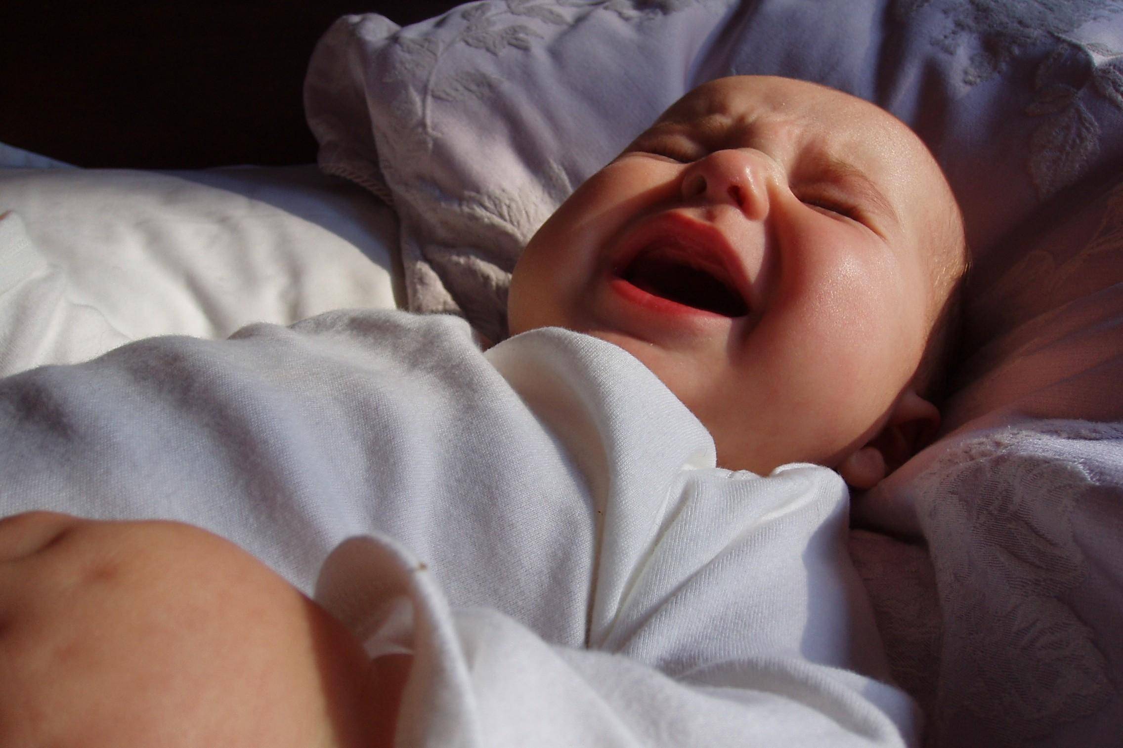 Новорожденный вздрагивает во сне | уроки для мам