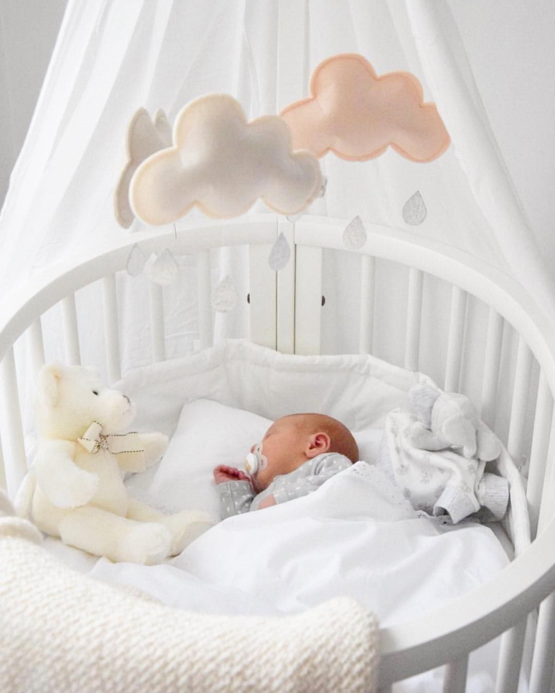 Что нужно в кроватку для новорожденного: список необходимых вещей и аксессуаров