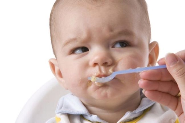 Как научить ребенка жевать твердую пищу, советы доктора комаровского