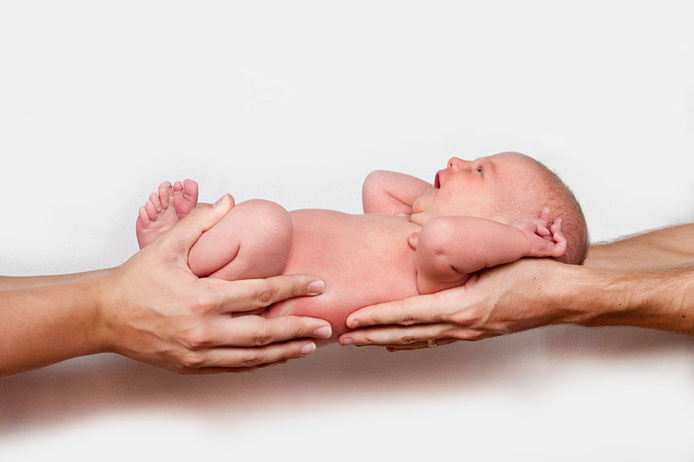 5 главных правил, как держать новорождённого ребёнка, 4 позы ношения ребёнка на руках