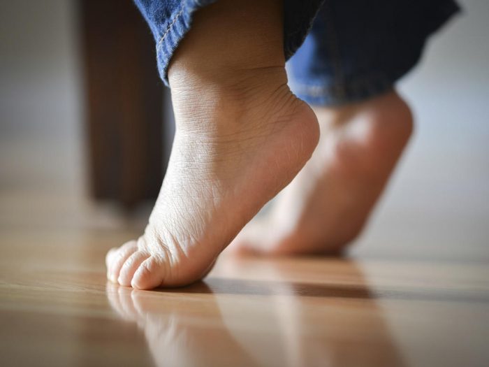 Ребенок 1 7 ходит на носочках | babytut