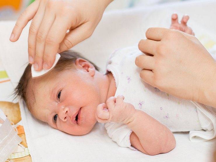 Как правильно чистить ушки новорожденному: видео-инструкция и 5 правил ухода за ушами грудного ребенка