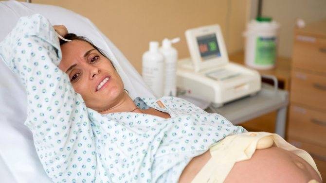 Месячные при грудном и искусственном вскармливании: когда начинается менструация после родов и кесарева сечения?