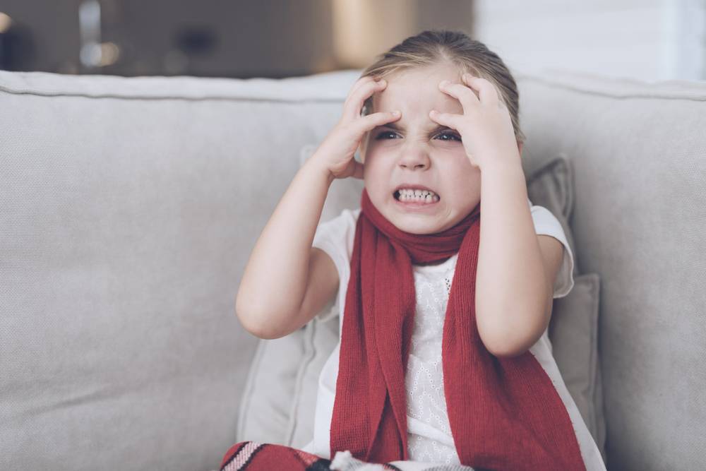 Ребенок бьется головой: причины истерики, как отучить?