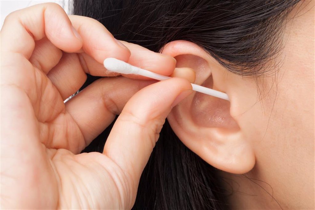 Нужно ли чистить уши грудничку: правильный уход за ушами