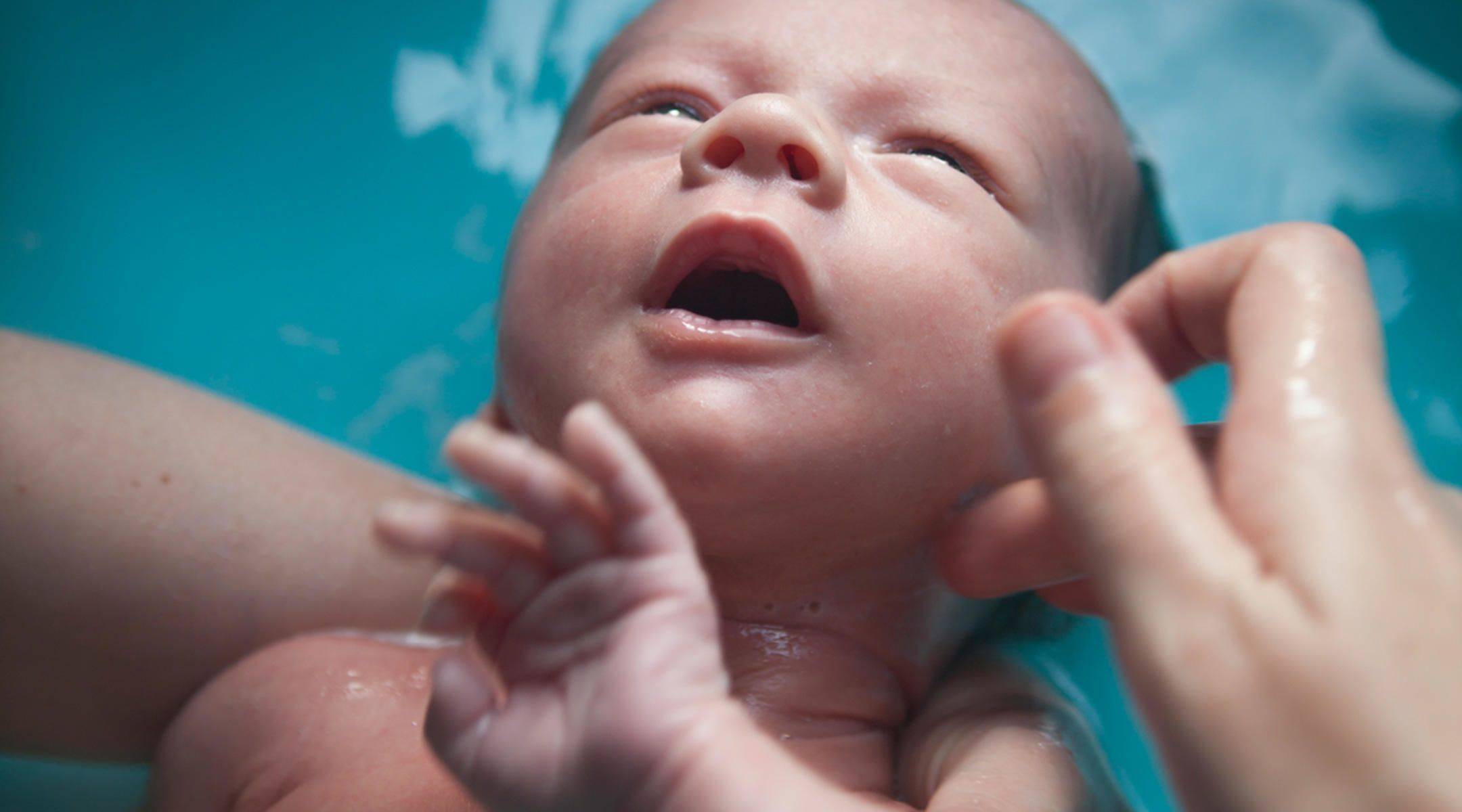 Когда начинает слышать новорожденный: мешают ли ему звуки