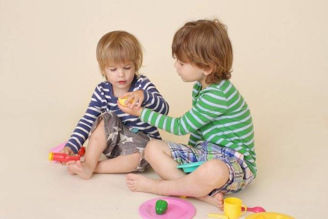 Как научить ребенка делиться своими игрушками и должны ли они это делать