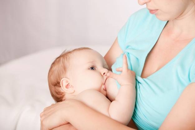 Как кормить ребенка в первый день после родов: особенности процесса