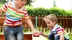 Конфликты на детской площадке: как не довести до драки?