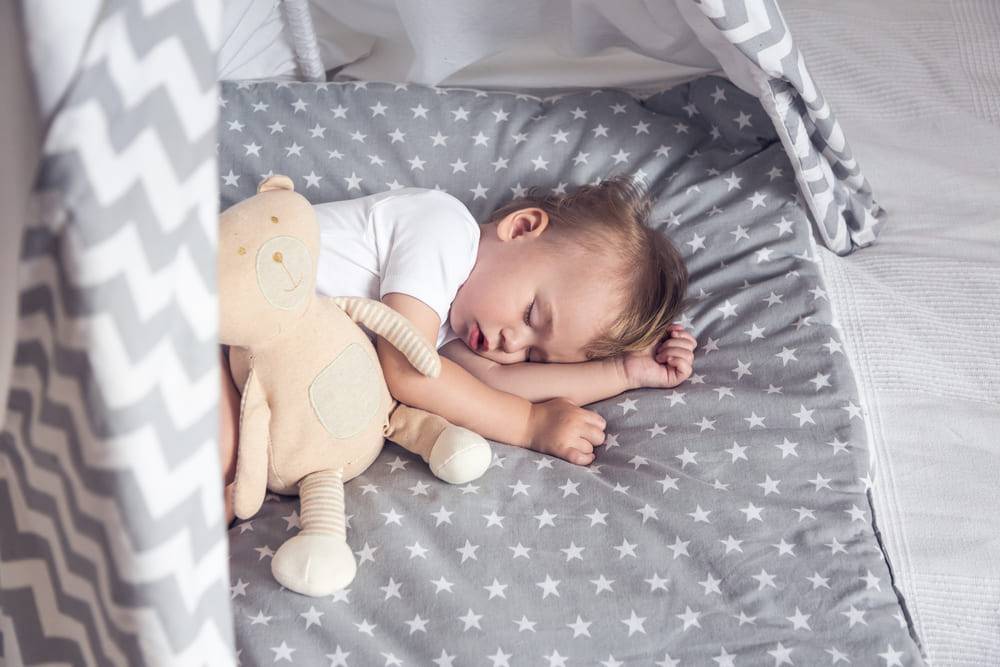 Как научить новорожденного ребенка спать в своей кроватке самостоятельно